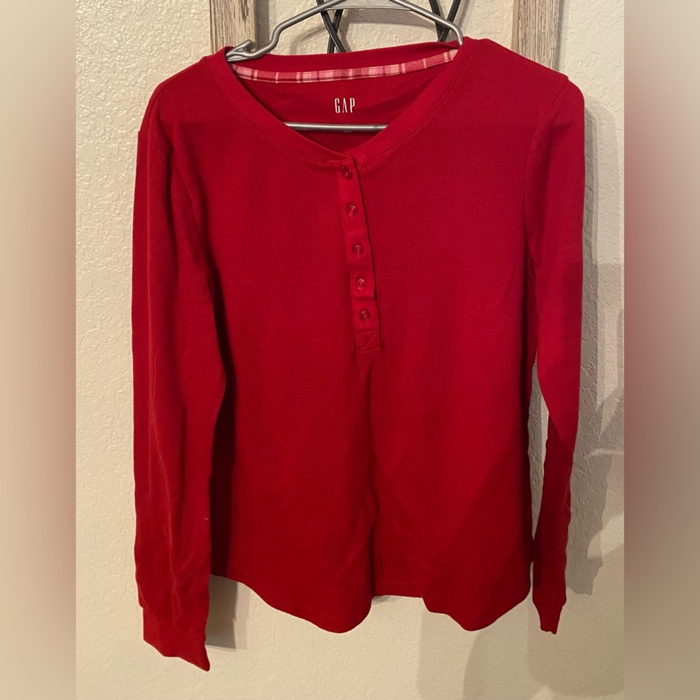 GAP Women top size Large ❤️